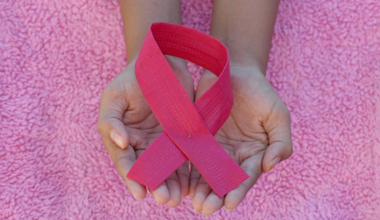 Femme seule atteinte d'un cancer pelvien