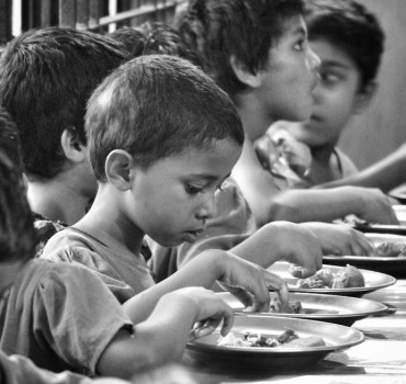  Ensemble pour offrir des repas aux orphelins