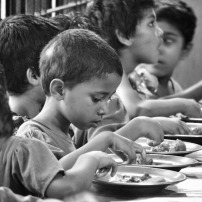  Ensemble pour offrir des repas aux orphelins
