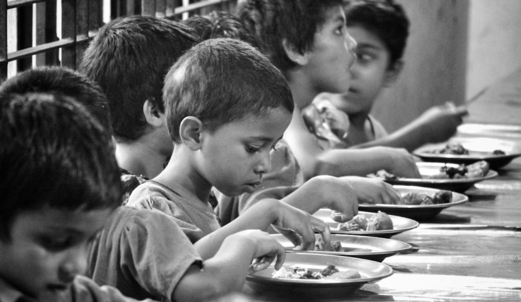  Ensemble pour offrir des repas aux orphelins