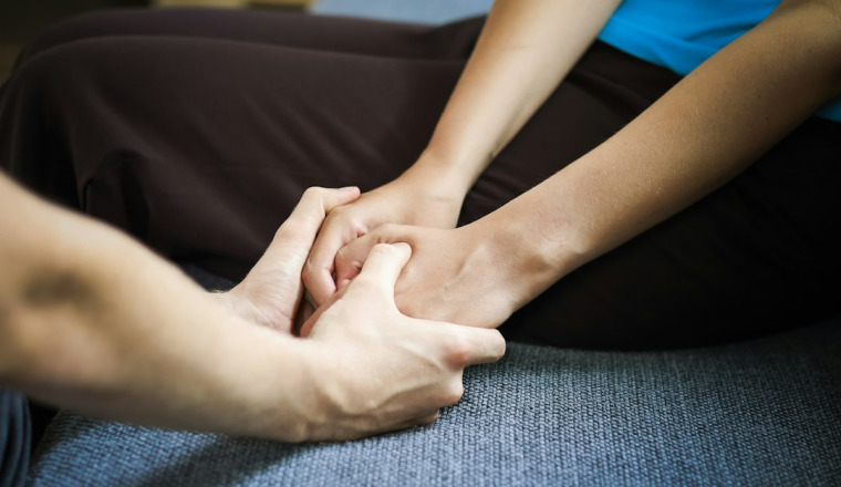 Venir en aide à une personne atteinte de Parkinson à un stade très avancé.