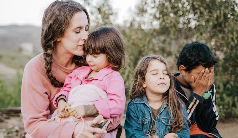Famille  de trois enfant en détresse 